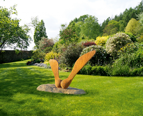 Patung atau karya seni sebagai fokus taman